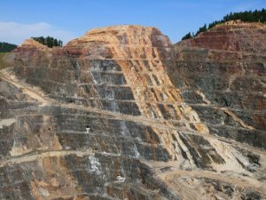  Homestake open pit gold mine in Lead, South Dakota. Credit: Tom Grundy/Alamy Stock Photo